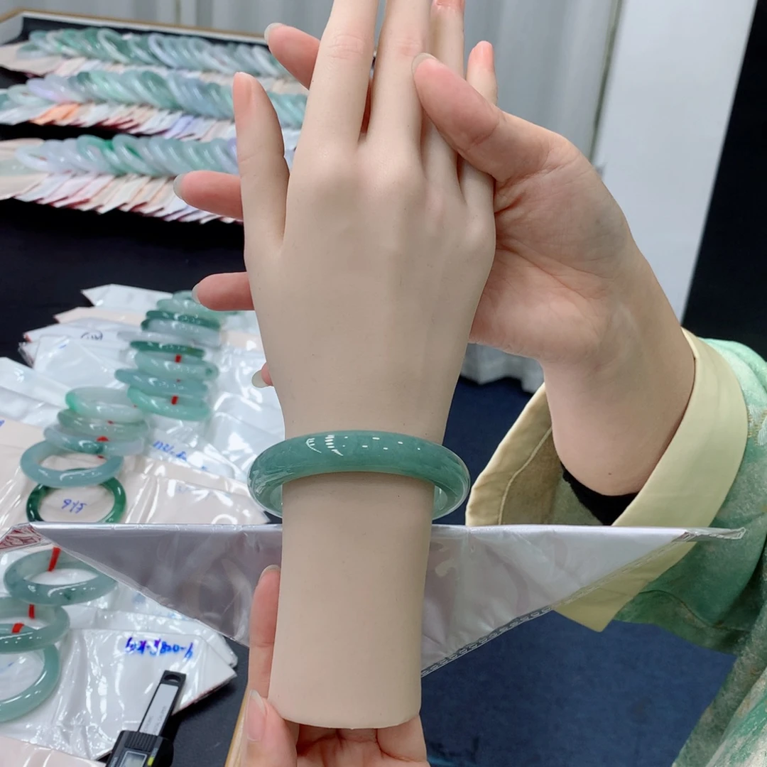 翡翠未镶嵌手镯48小时