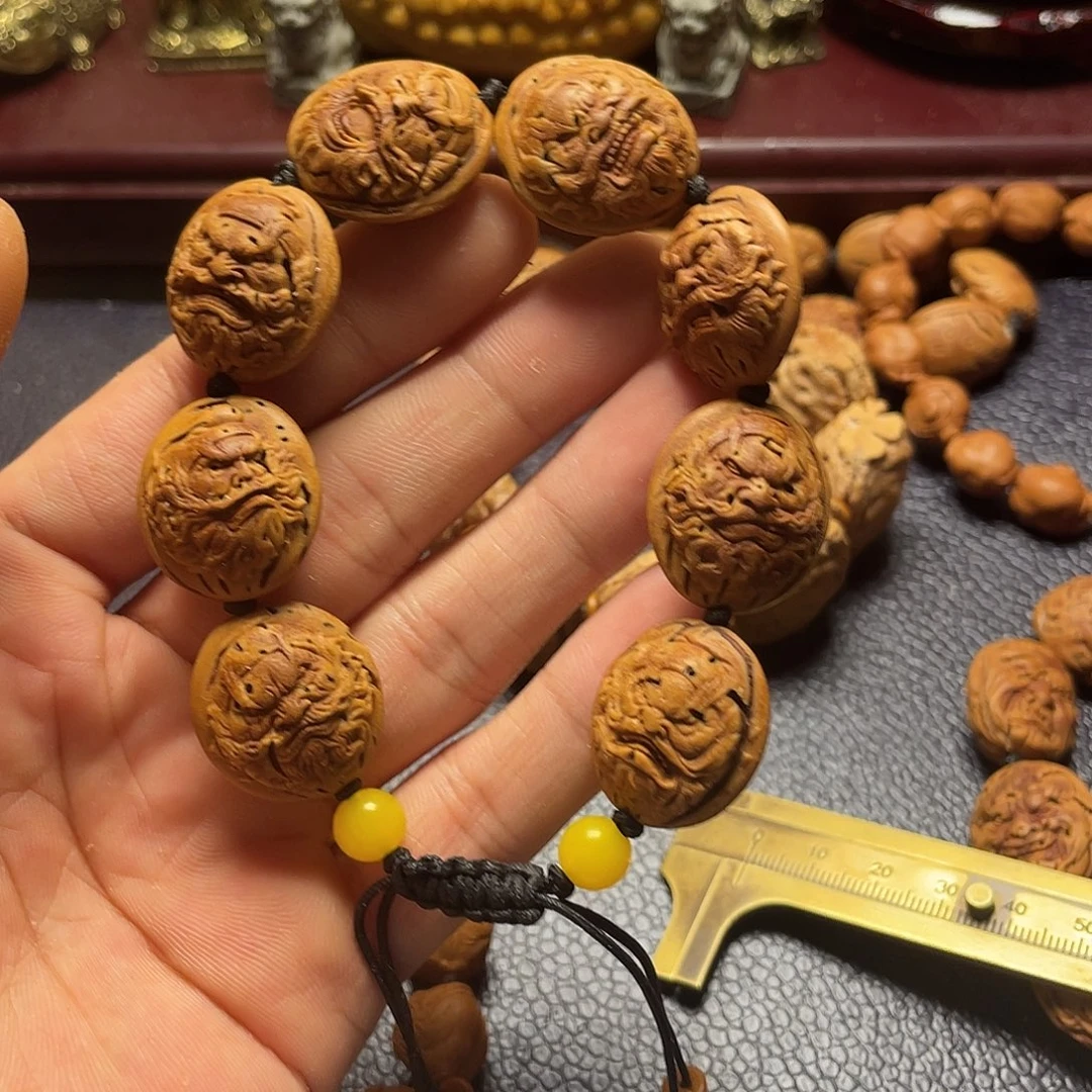 大桃核雕刻瑕疵钟馗头