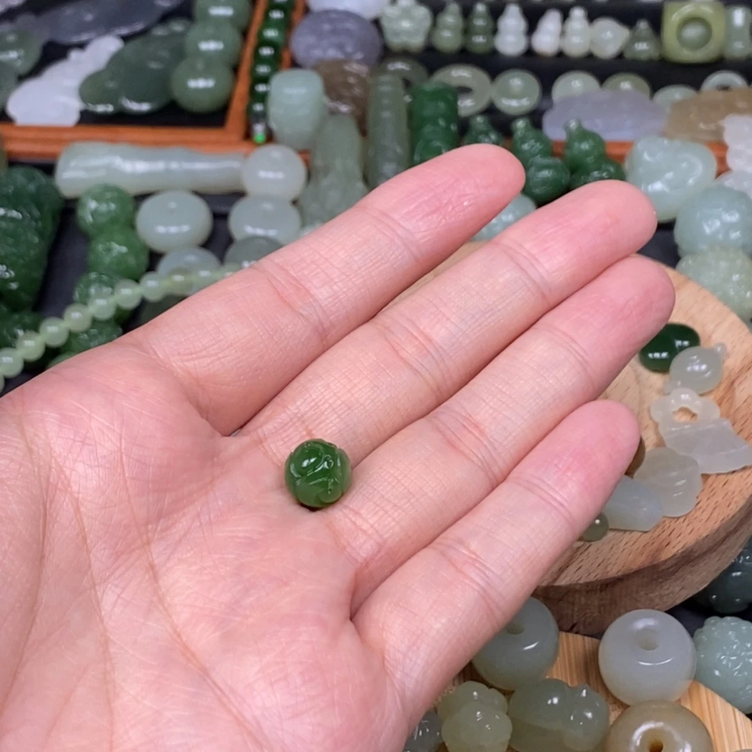 P****和田玉未镶嵌颈饰