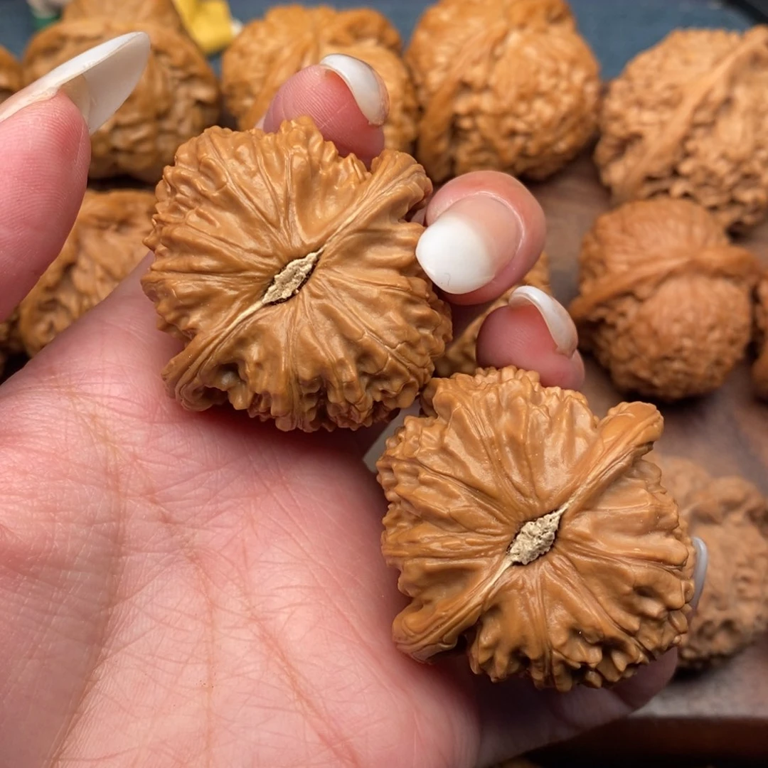 文玩核桃把件不*红皮闷白42.8