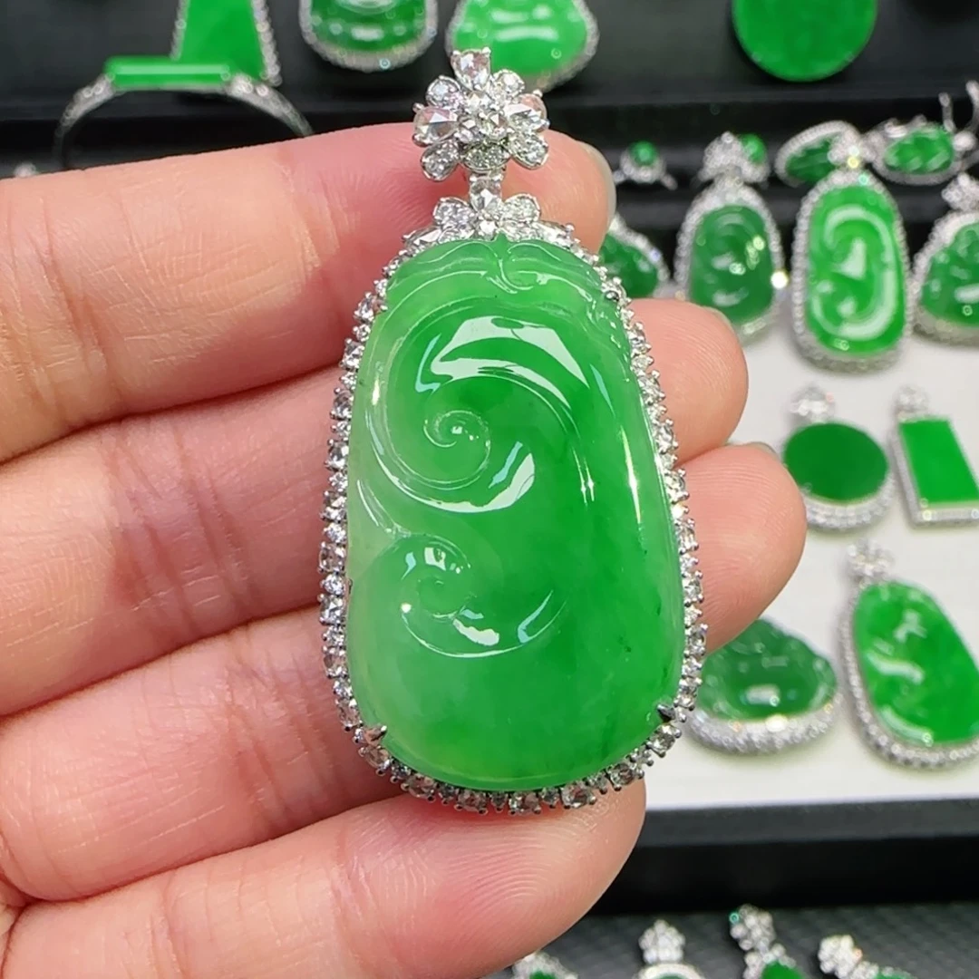 翡翠18K金镶嵌颈饰吊坠