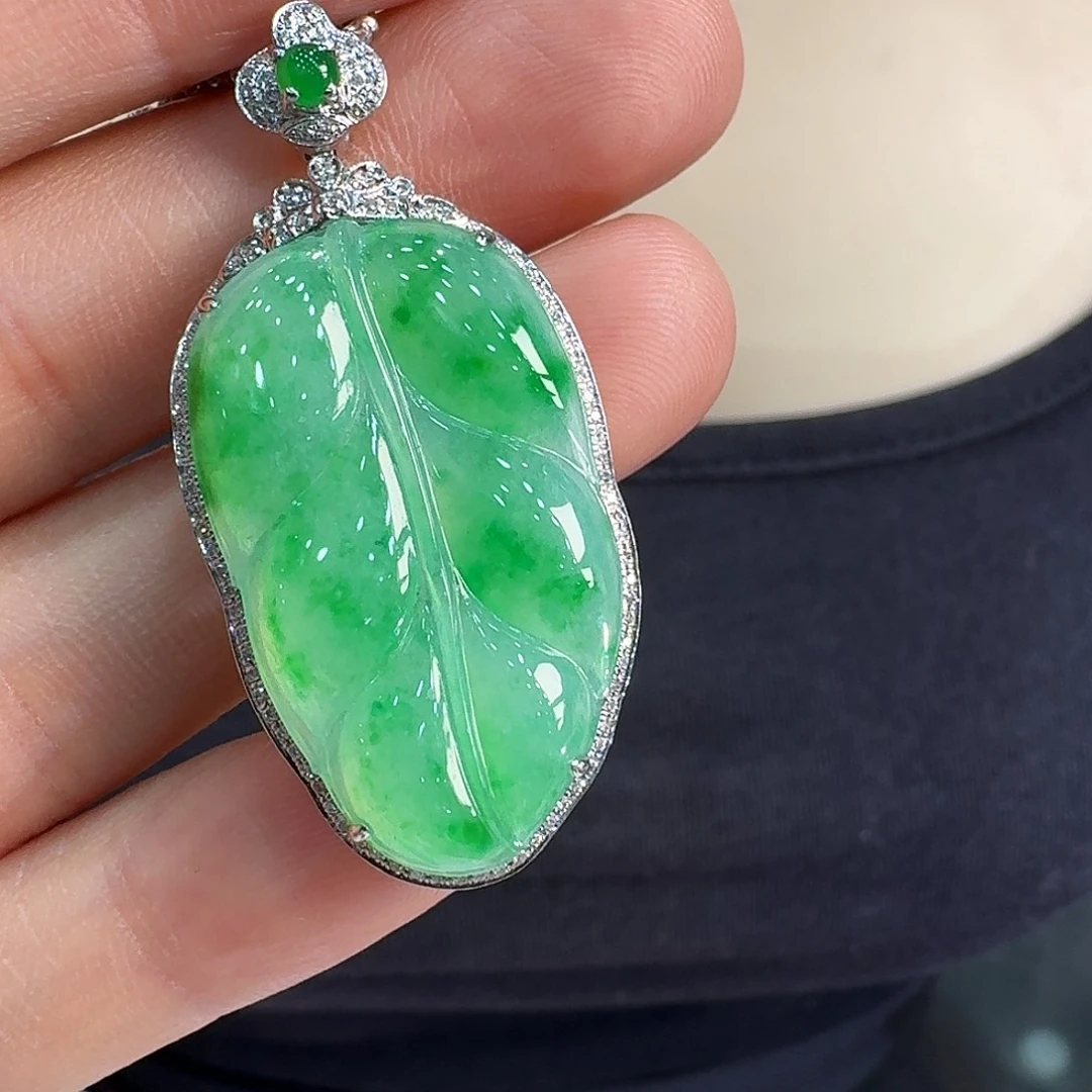 翡翠18K金镶嵌颈饰吊坠