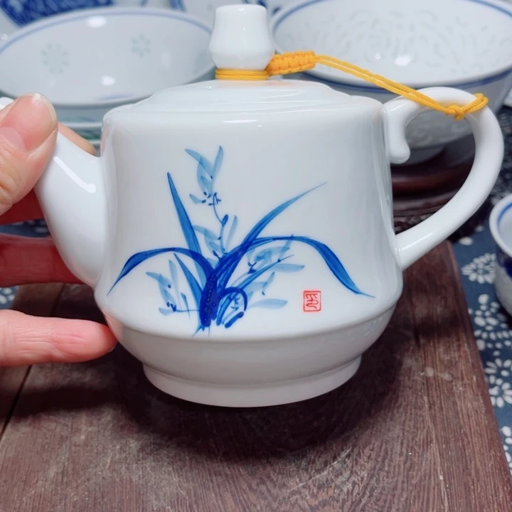 青花玲珑手绘兰花小壶