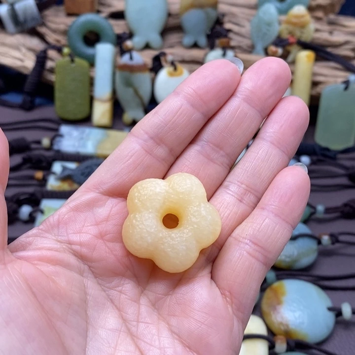 蛇纹石玉未镶嵌颈饰