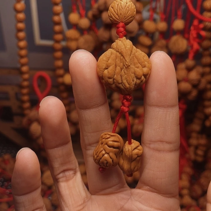 木质类龙纹桃枭挂件