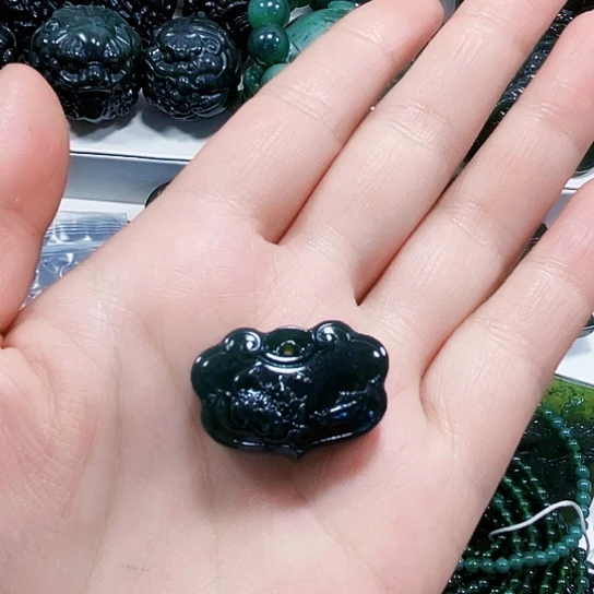 蛇纹石玉颈饰合金文****?