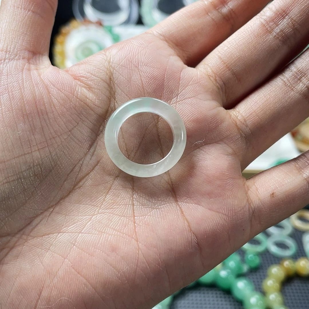 无***）石英质玉未镶嵌戒指