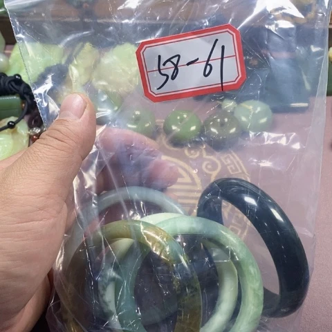 未镶嵌蛇纹石玉颈饰