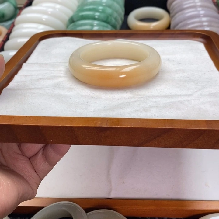 听***海石英质玉未镶嵌手镯