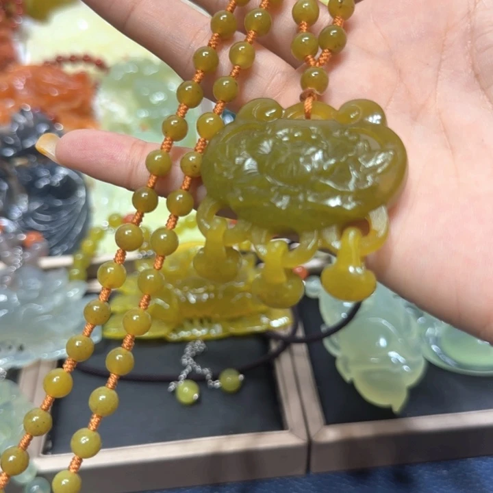 未镶嵌蛇纹石玉吊坠