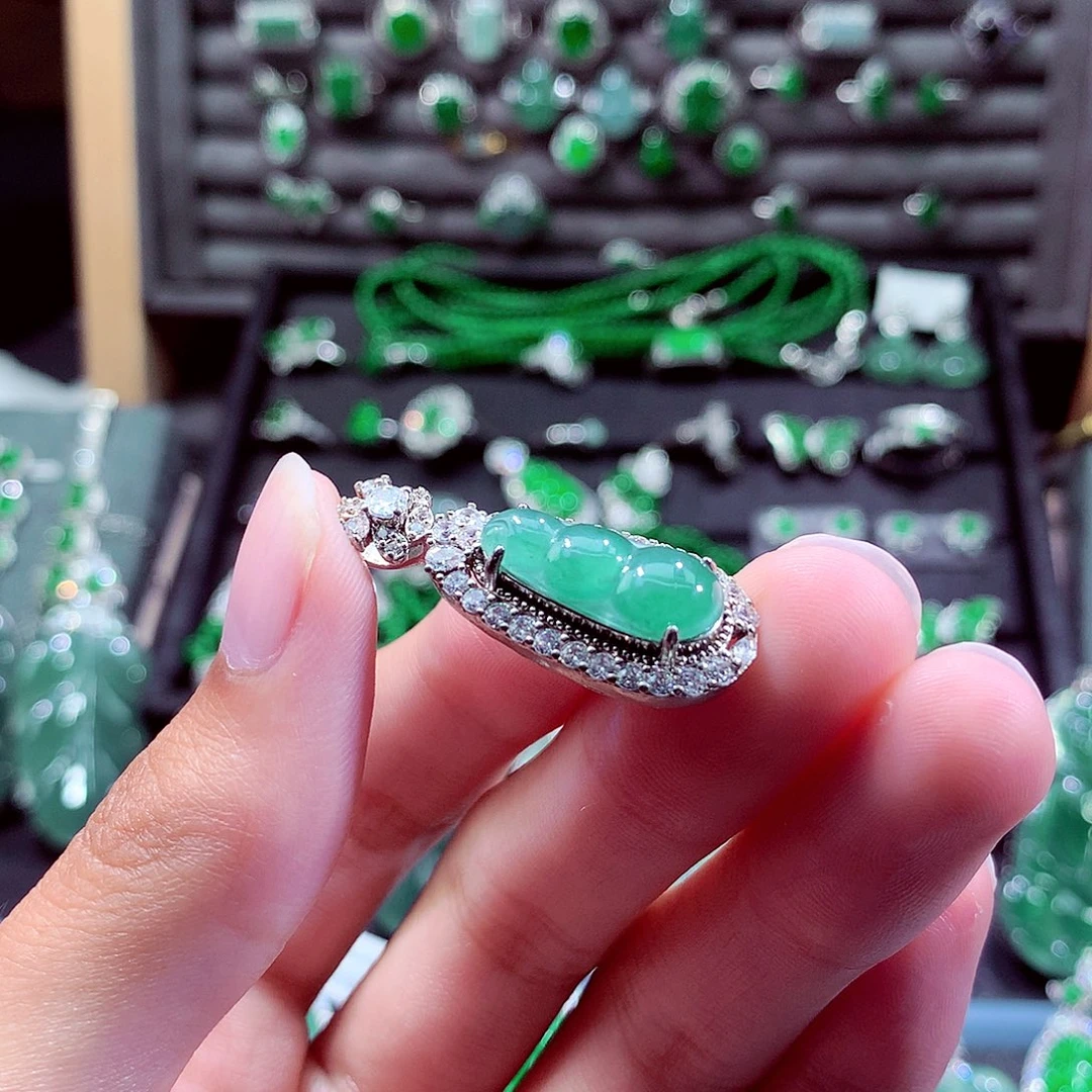 翡翠未镶嵌颈饰挂件