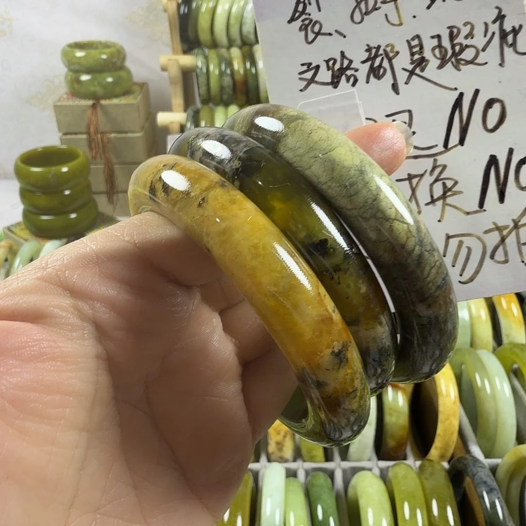 好***伴蛇纹石玉未镶嵌手镯
