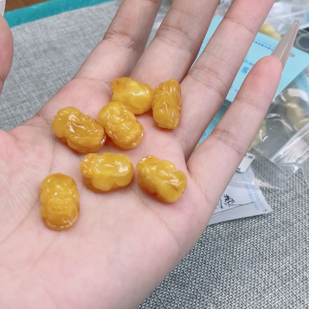未镶嵌蜜蜡裸石多样性发其中一个