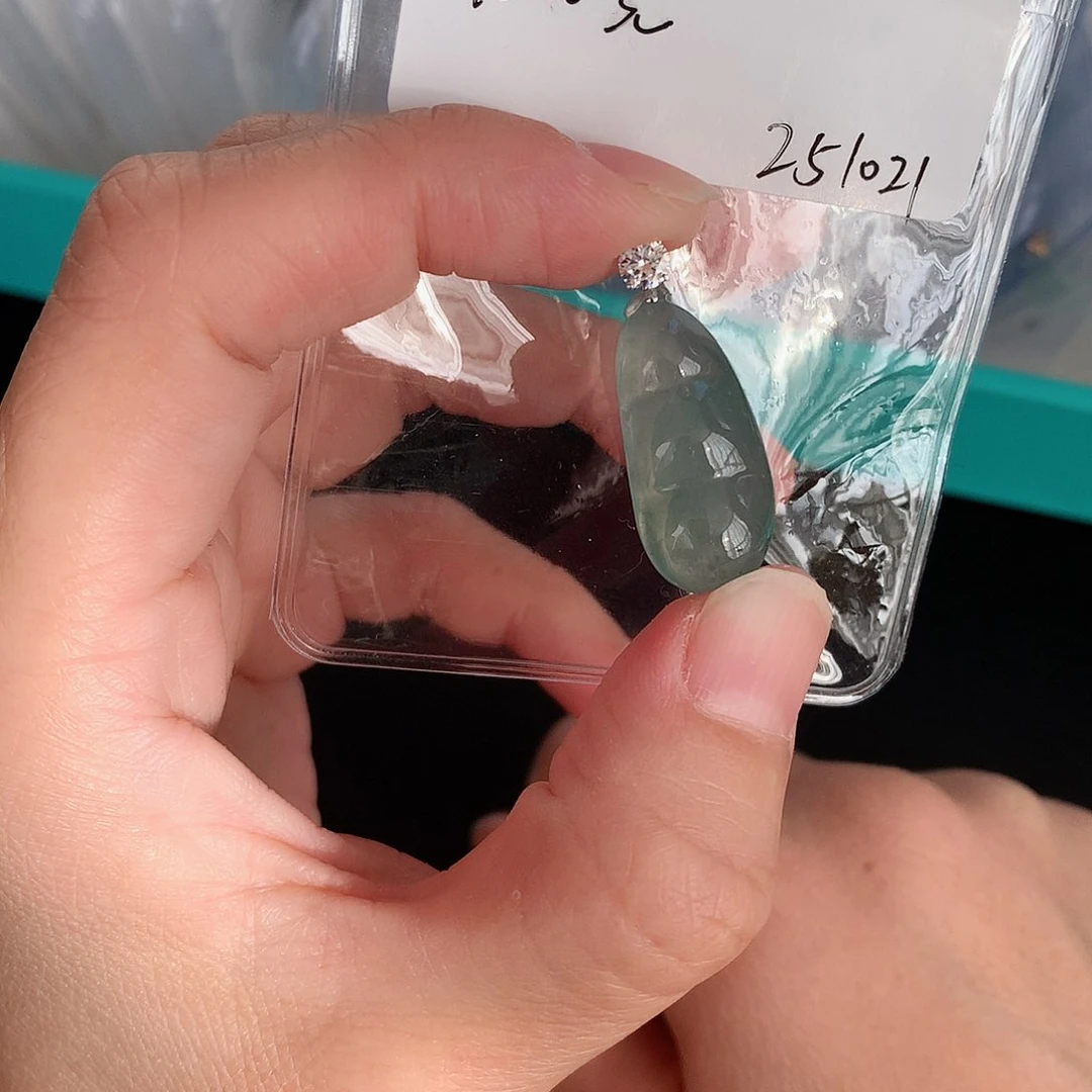 颈饰18K金镶嵌翡翠豆子