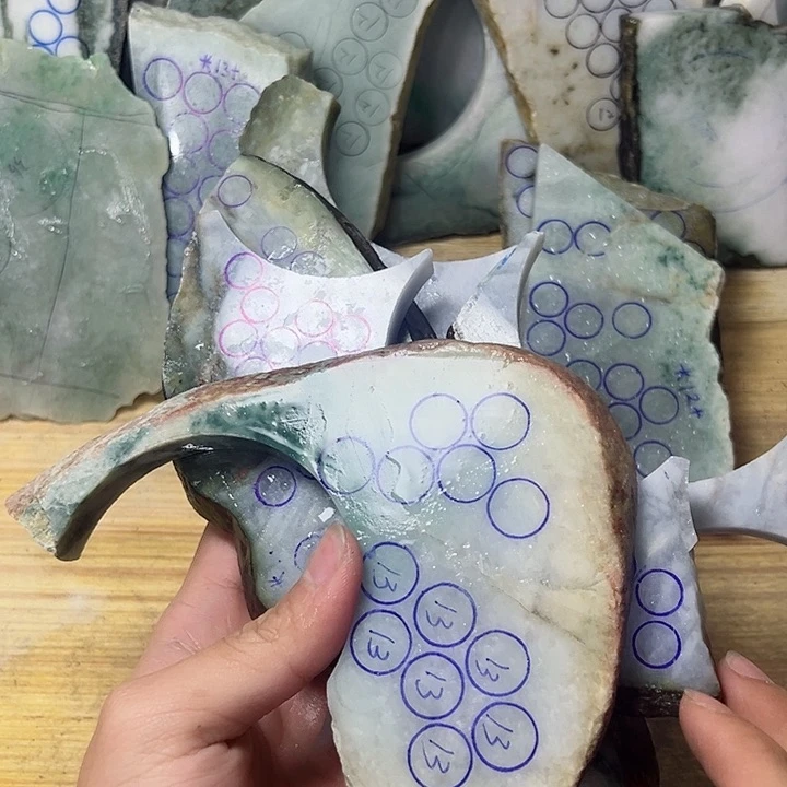 翡翠颈饰未镶嵌小**格纯天然缅甸翡翠