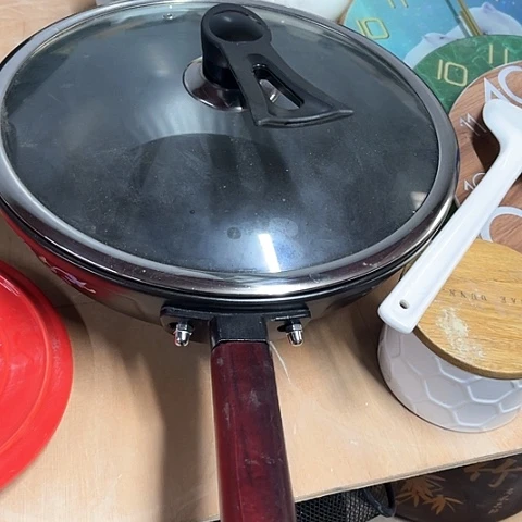 微瑕，明火口径32高度9炒锅一个