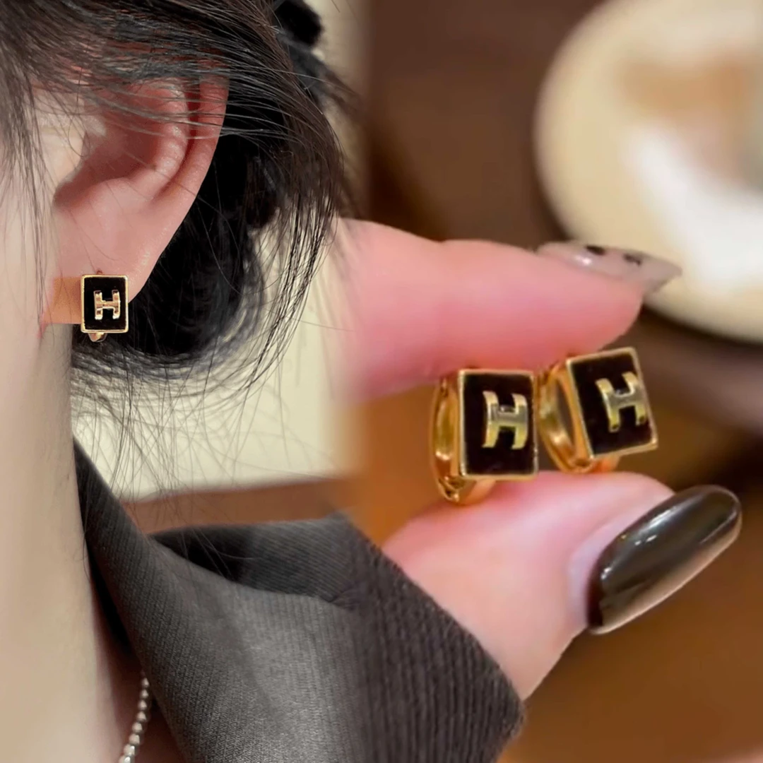 铜合金耳饰 欧美时髦复古方形字母耳扣女小众设计感气质耳钉