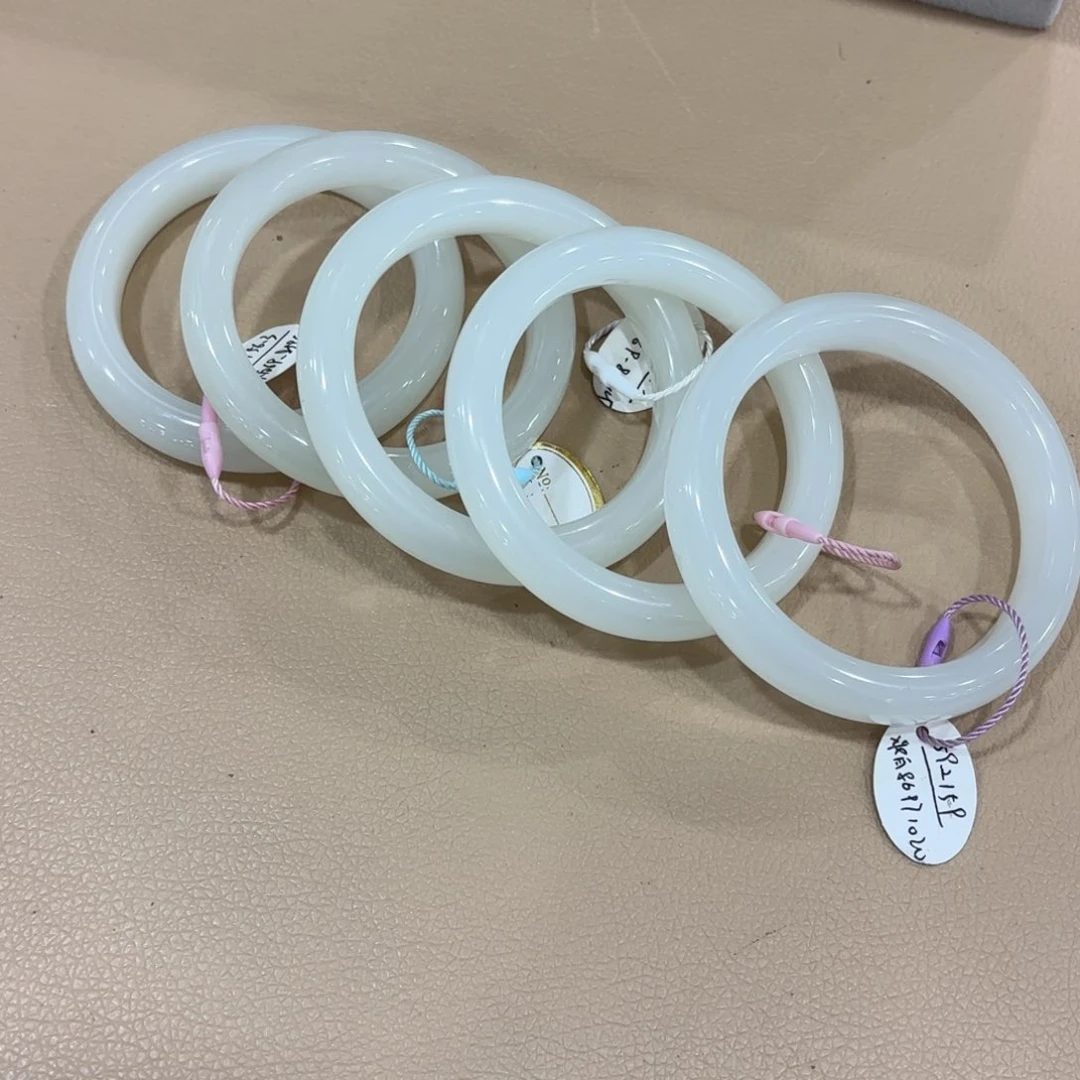 颈饰未镶嵌和田玉（白玉）手镯白月光。多样性拍一发一