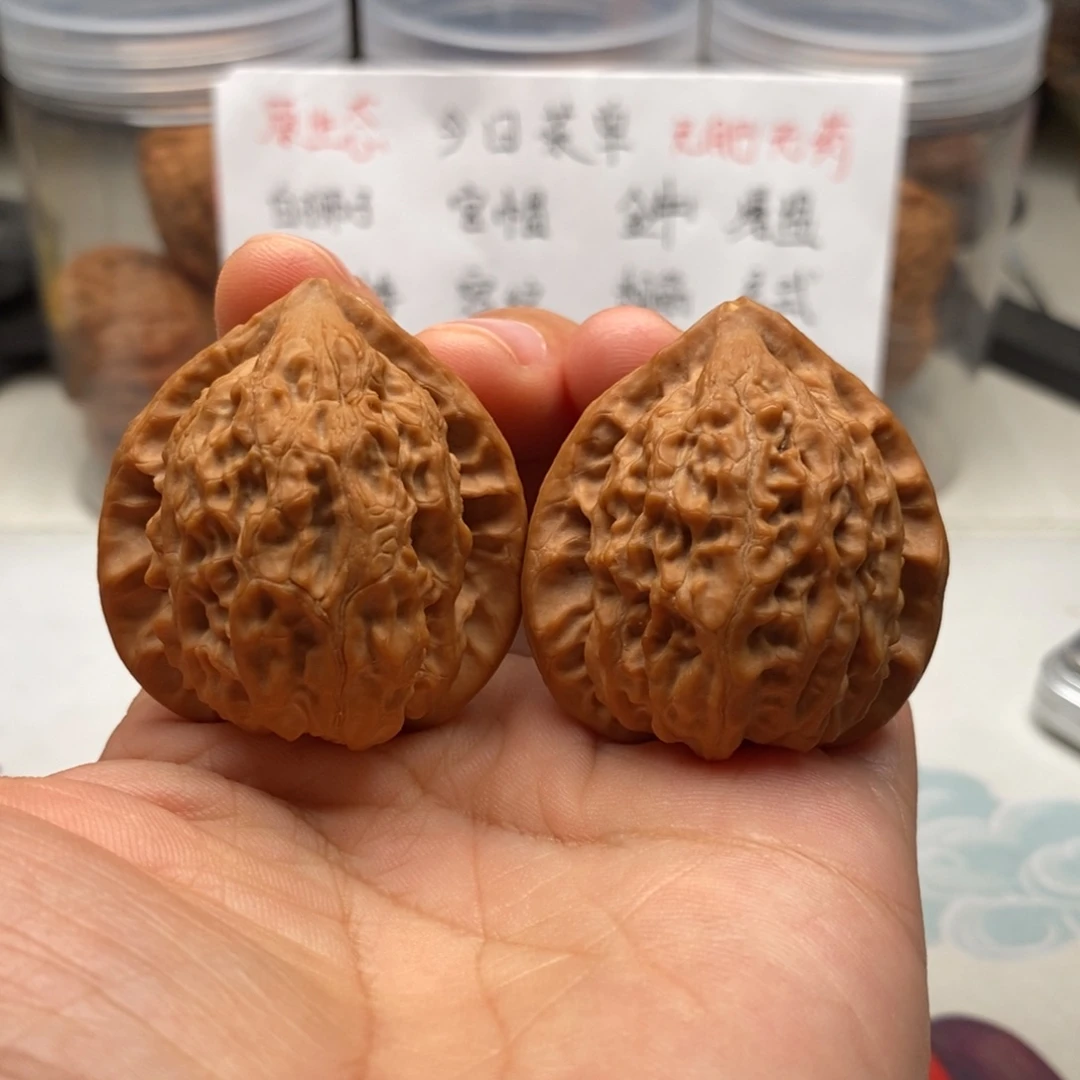 文玩核桃吊坠37金牛磕尖