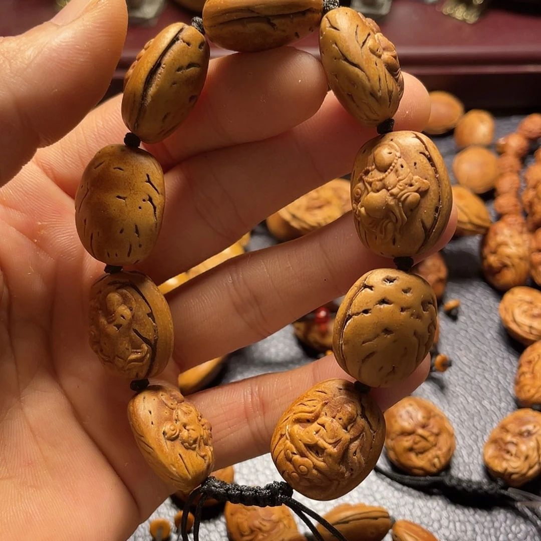 大桃核雕刻瑕疵无相佛