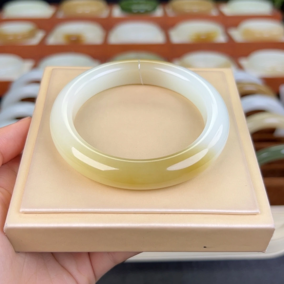 和田玉手镯未镶嵌糖白手镯