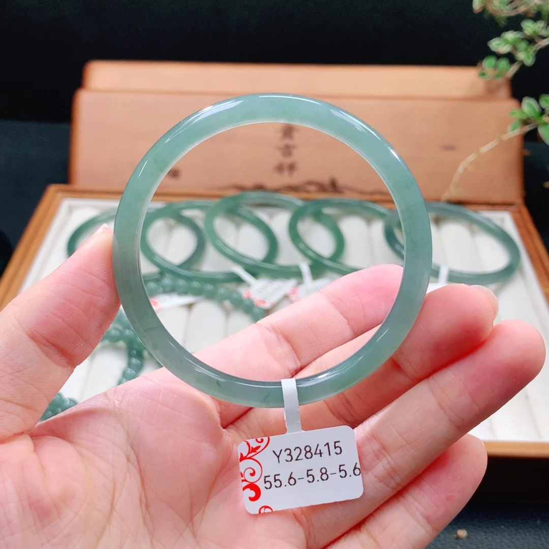 翡翠手镯（圆镯）未镶嵌