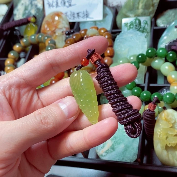 蛇纹石玉颈饰未镶嵌