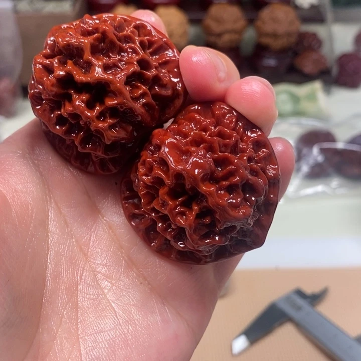 L***y吊坠文玩核桃帝王