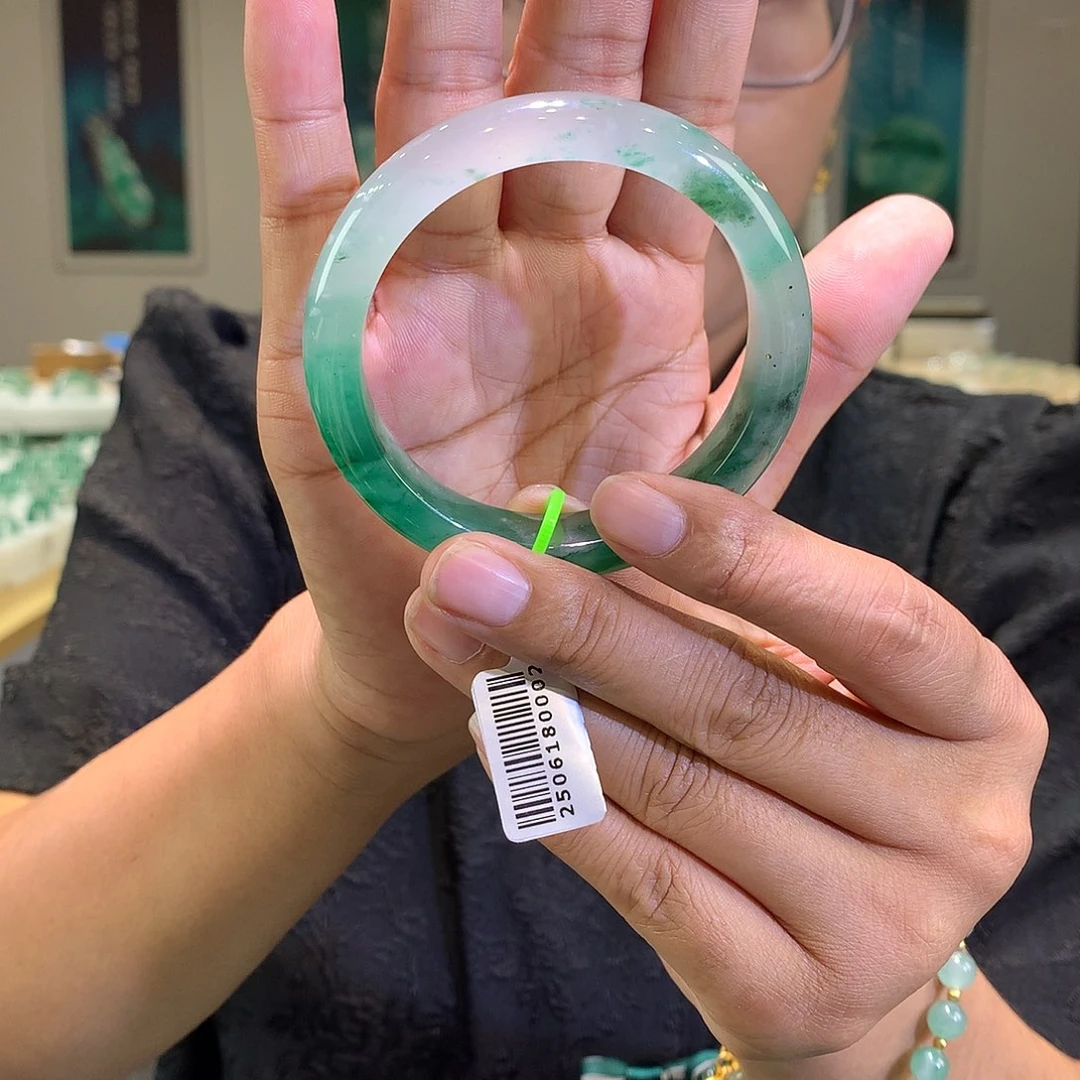 石英质玉（非洲翠）手镯未镶嵌