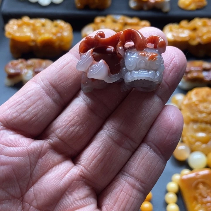 石英质玉（黄龙玉）未镶嵌颈饰