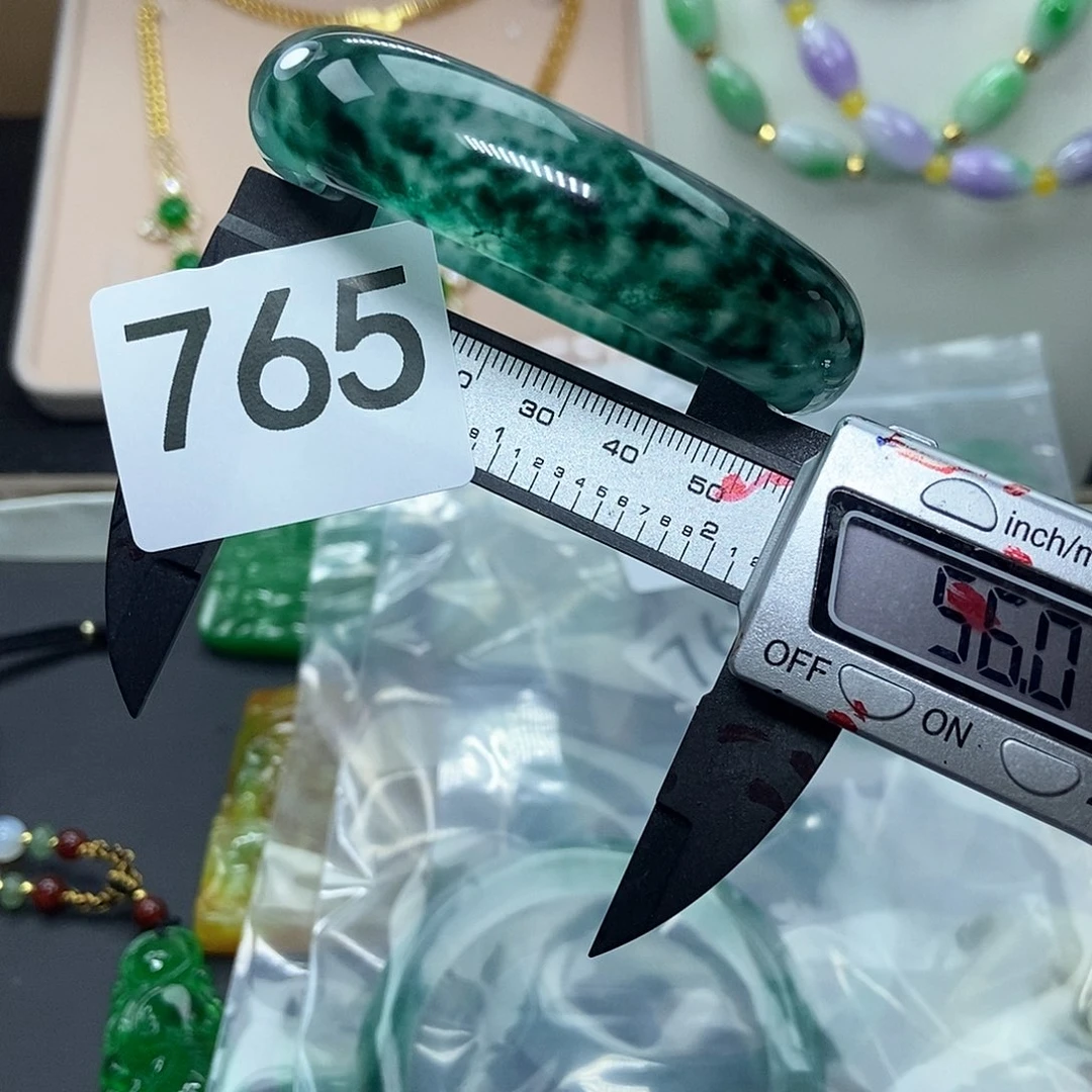 翡翠吊坠(赠链)未镶嵌