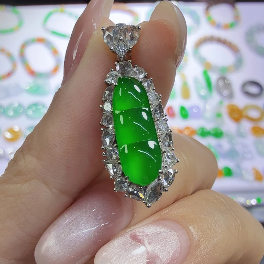 翡翠18K金镶嵌颈饰绿豆