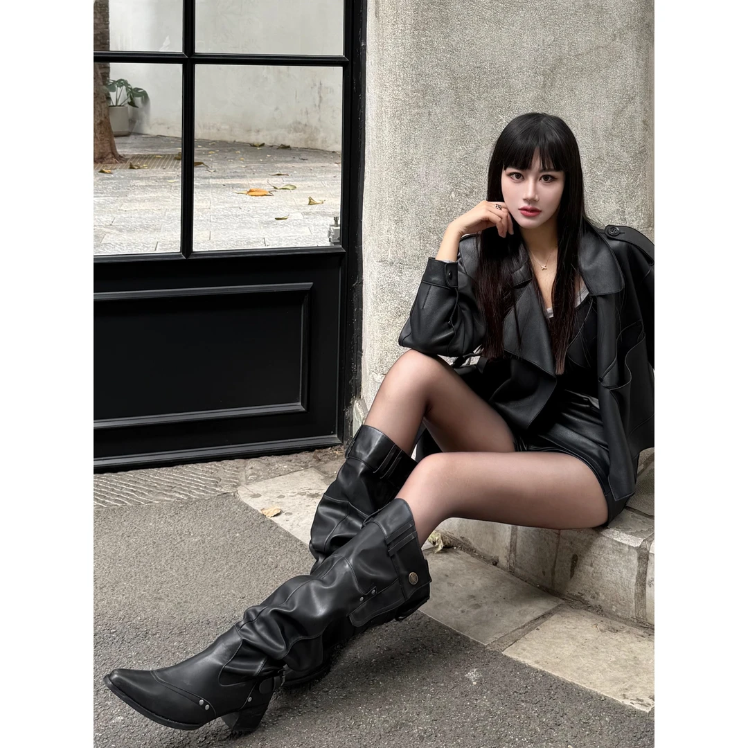 大筒围加绒长筒靴女2025秋冬复古粗跟显瘦尖头皮带扣褶皱堆堆靴潮