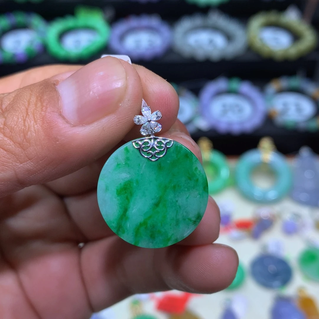 翡翠18K金镶嵌颈饰