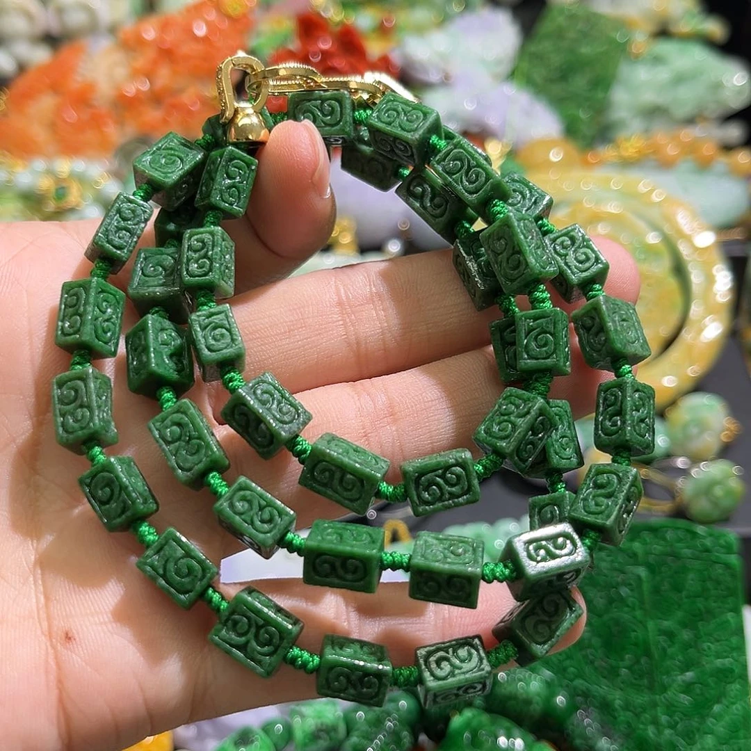 翡翠未镶嵌颈饰待编织