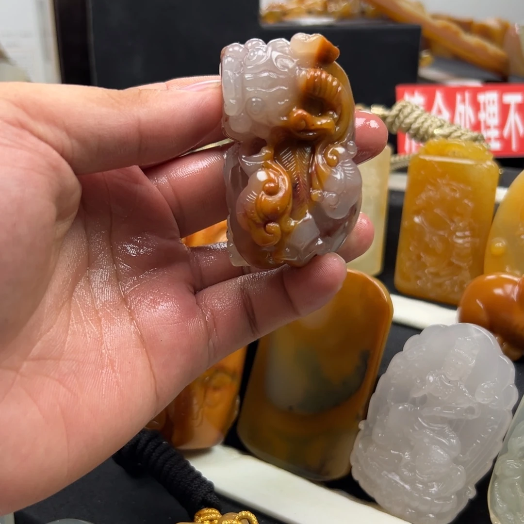未镶嵌石英质玉（黄龙玉）黄龙玉