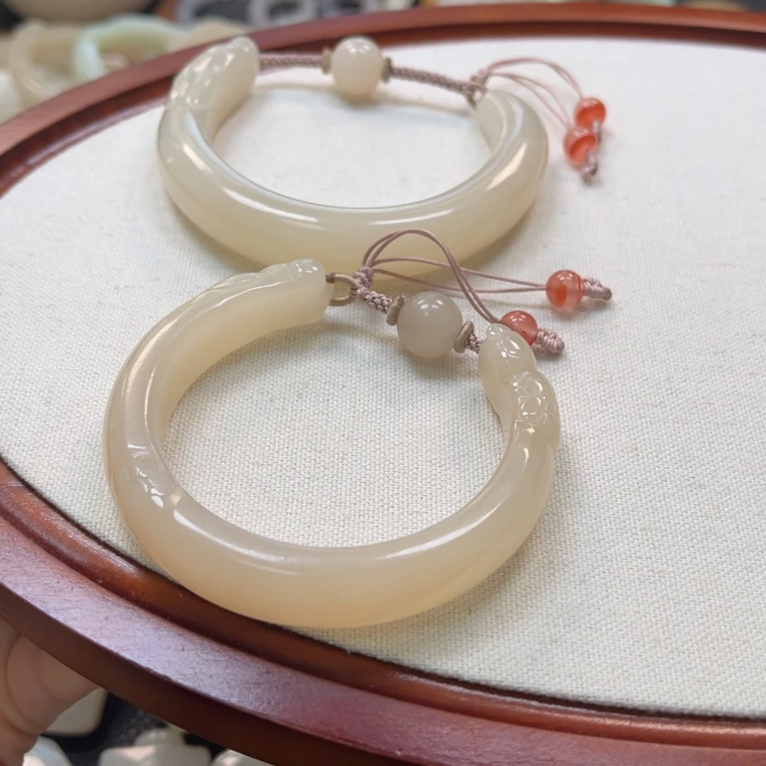 青***衿和田玉未镶嵌颈饰