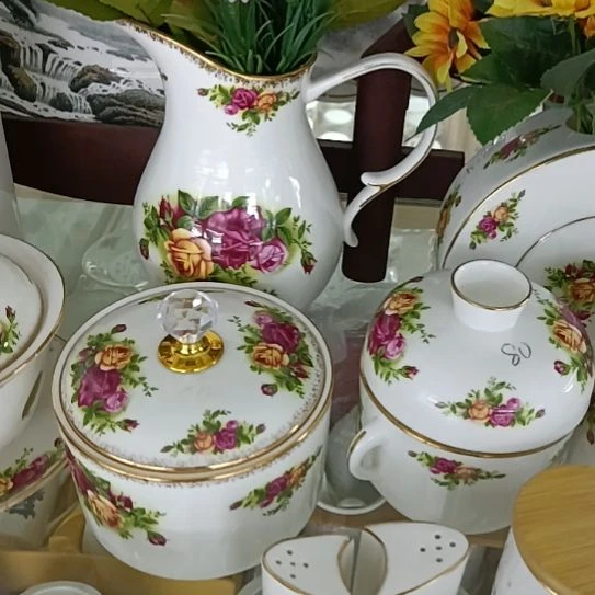 玛***提红拍骨质瓷大奶罐一个