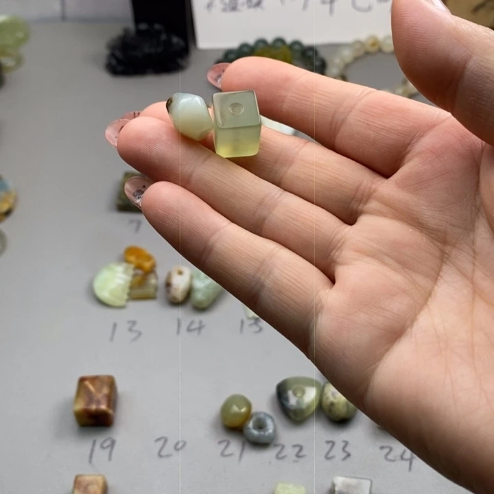 打***熊蛇纹石玉未镶嵌文玩配饰百搭款