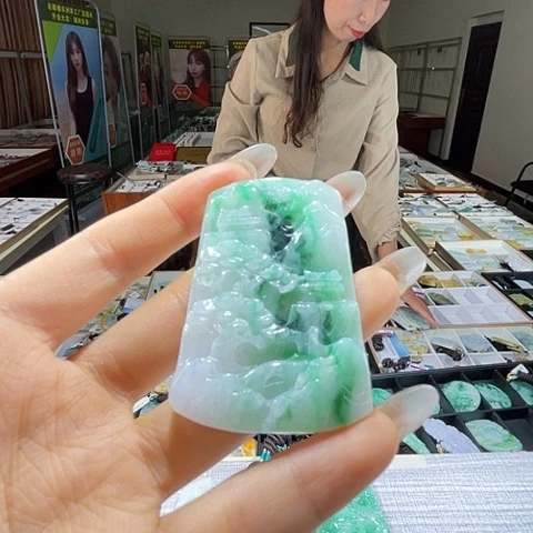 翡翠未镶嵌颈饰一个