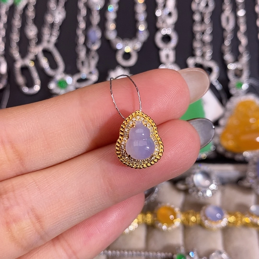 翡翠18K金镶嵌颈饰吊坠