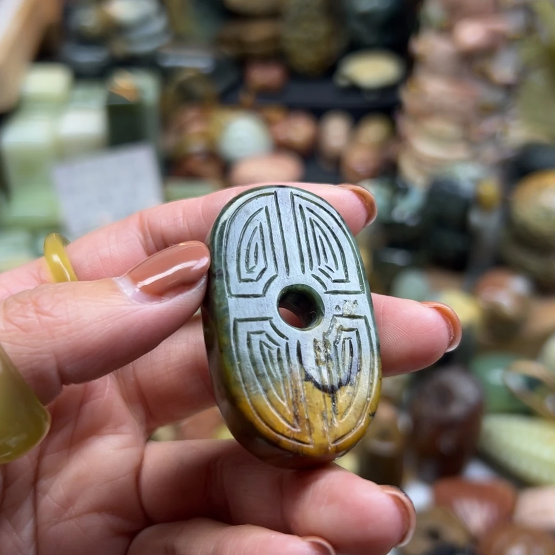 小***怪岫岩河磨玉（透闪石质玉）未镶嵌颈饰河磨玉扣子