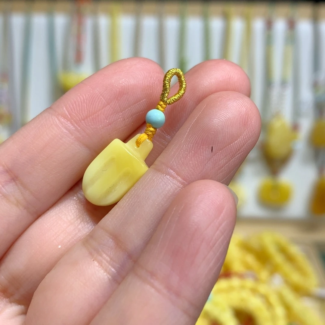 琥珀裸石未镶嵌配饰