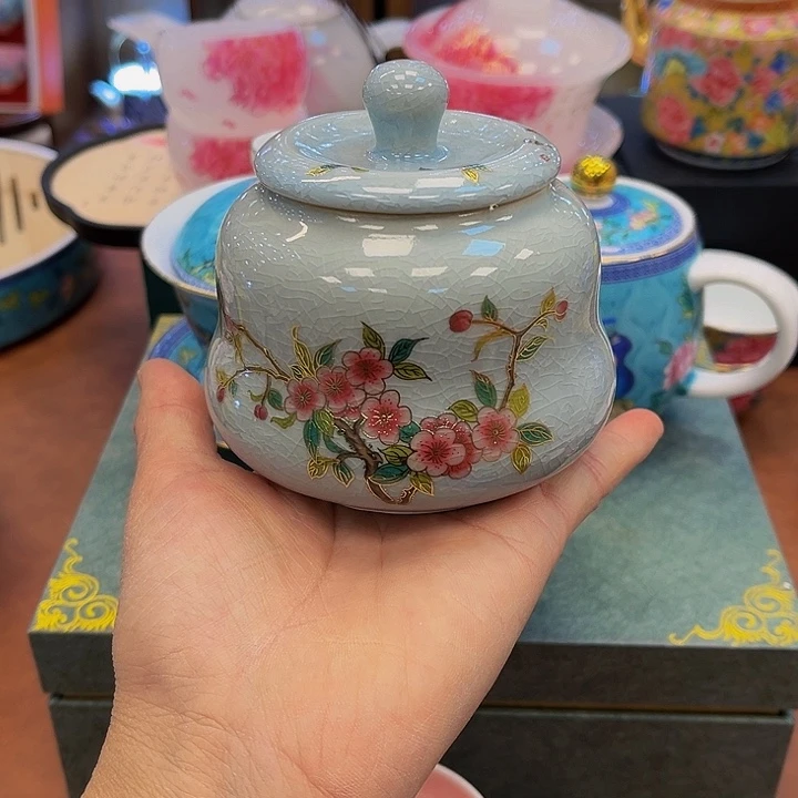 段泥茶杯吧啊这是一个小女孩