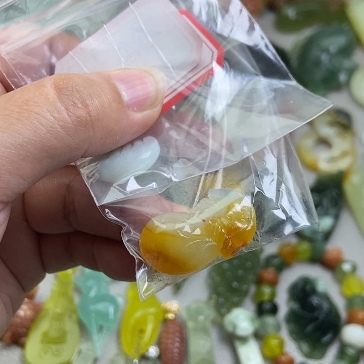 蛇纹石玉挂件未镶嵌春*