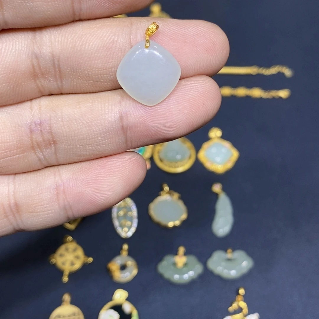 和田玉18K金镶嵌颈饰