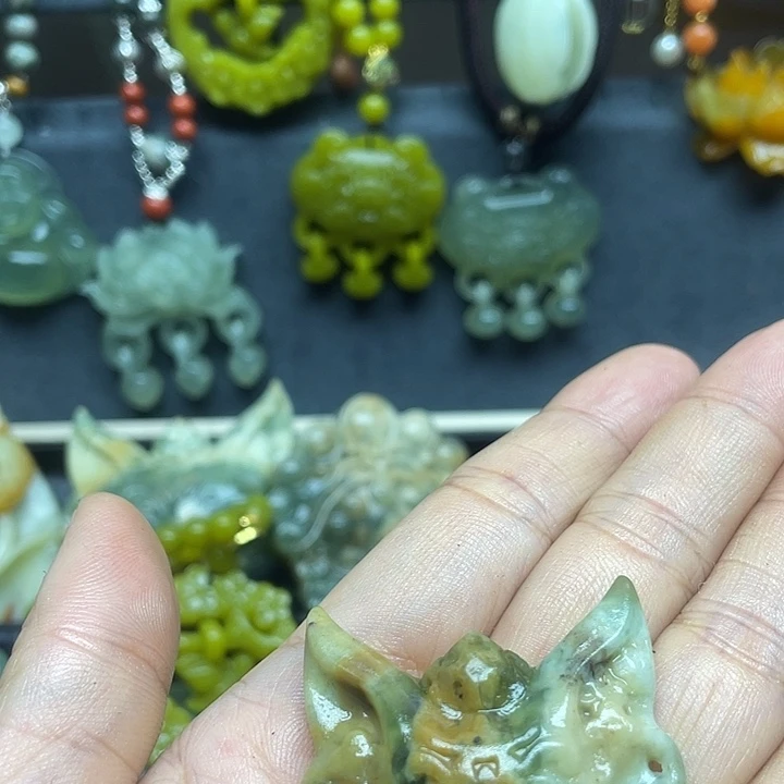 未镶嵌蛇纹石玉颈饰D*