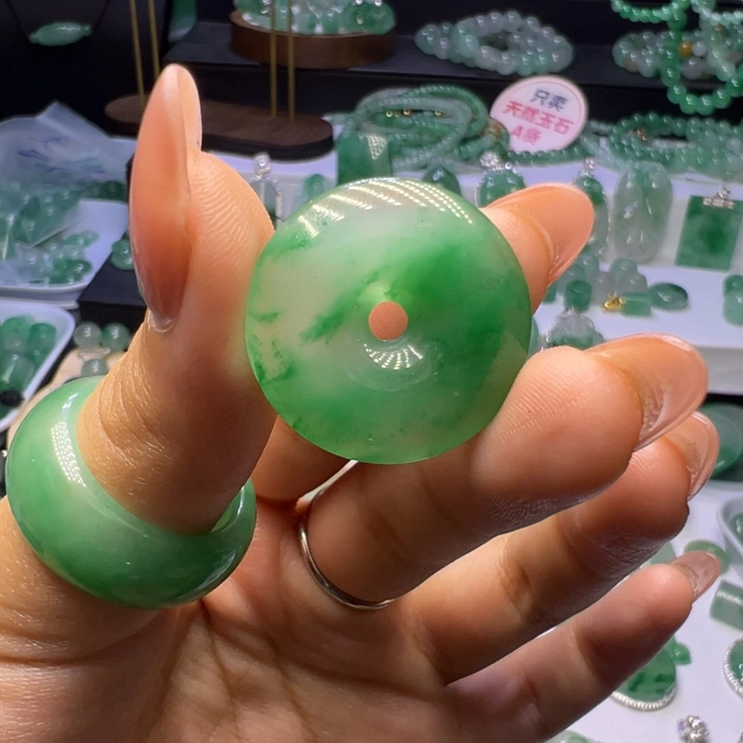 颈饰未镶嵌石英质玉（非洲翠）