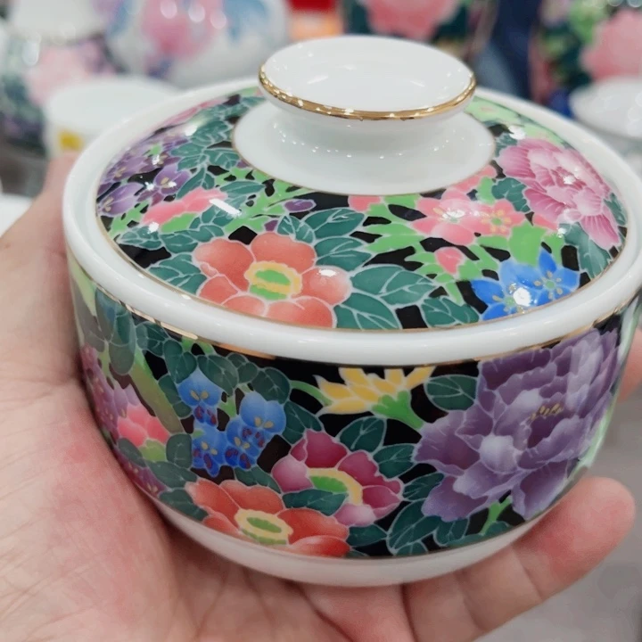 釉下五彩的瓷器在瓷器