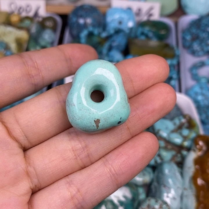 绿松石未镶嵌颈饰吾**岁